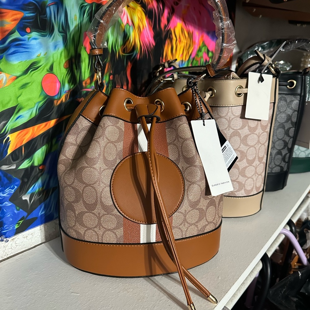 Fashion Bucket Crossbody Purse/Wallet!